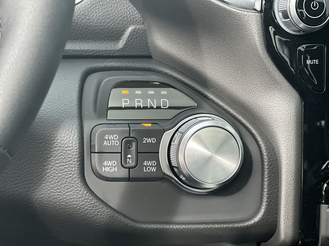 RAM 1500 de 2027, RAM 1500 LARAMIE, cabina doble, 4x4, caja de 5'7'