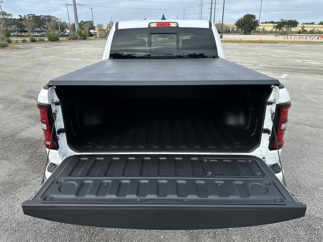 RAM 1500 de 2027, RAM 1500 LARAMIE, cabina doble, 4x4, caja de 5'7'
