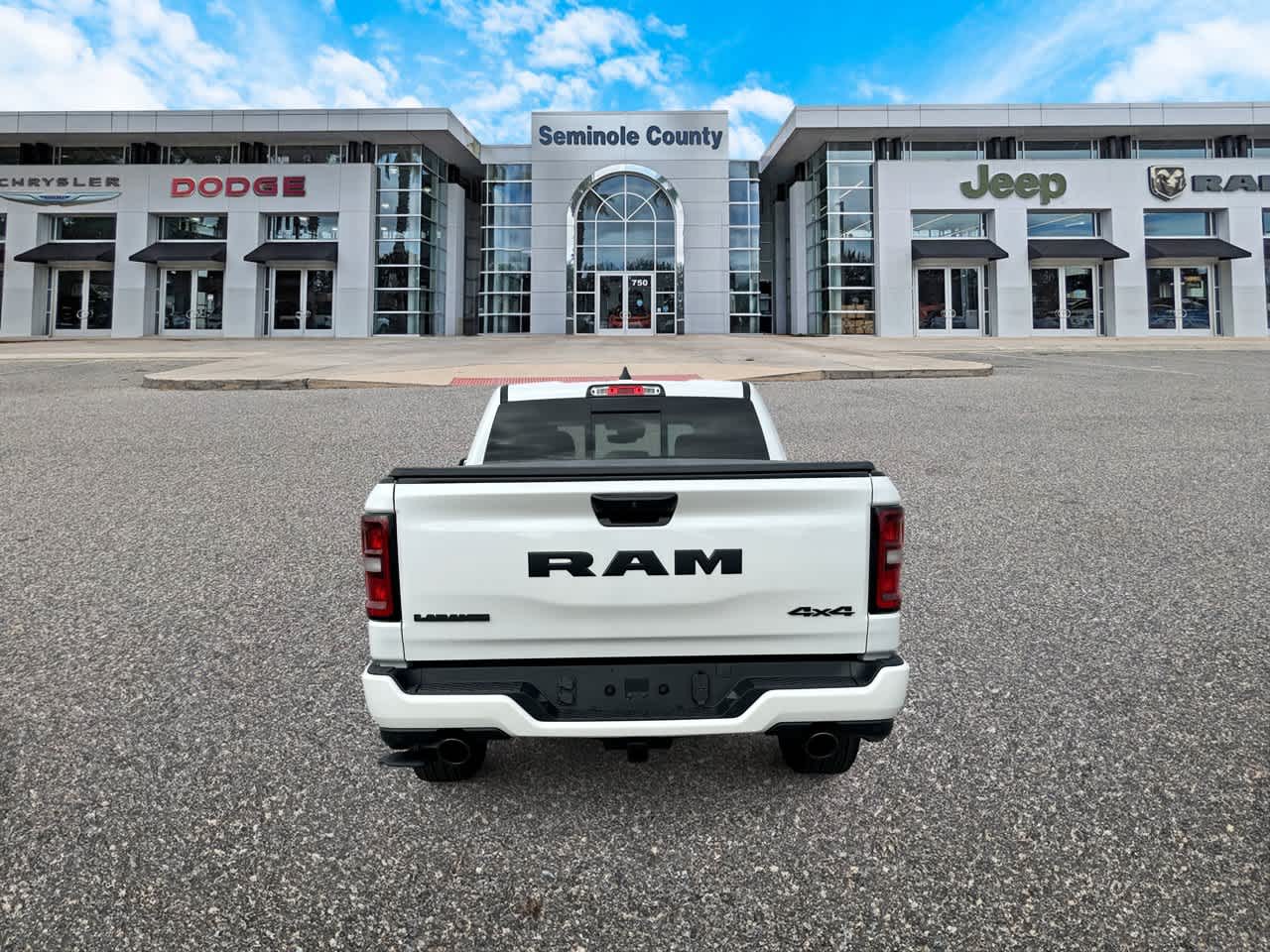 RAM 1500 de 2027, RAM 1500 LARAMIE, cabina doble, 4x4, caja de 5'7'