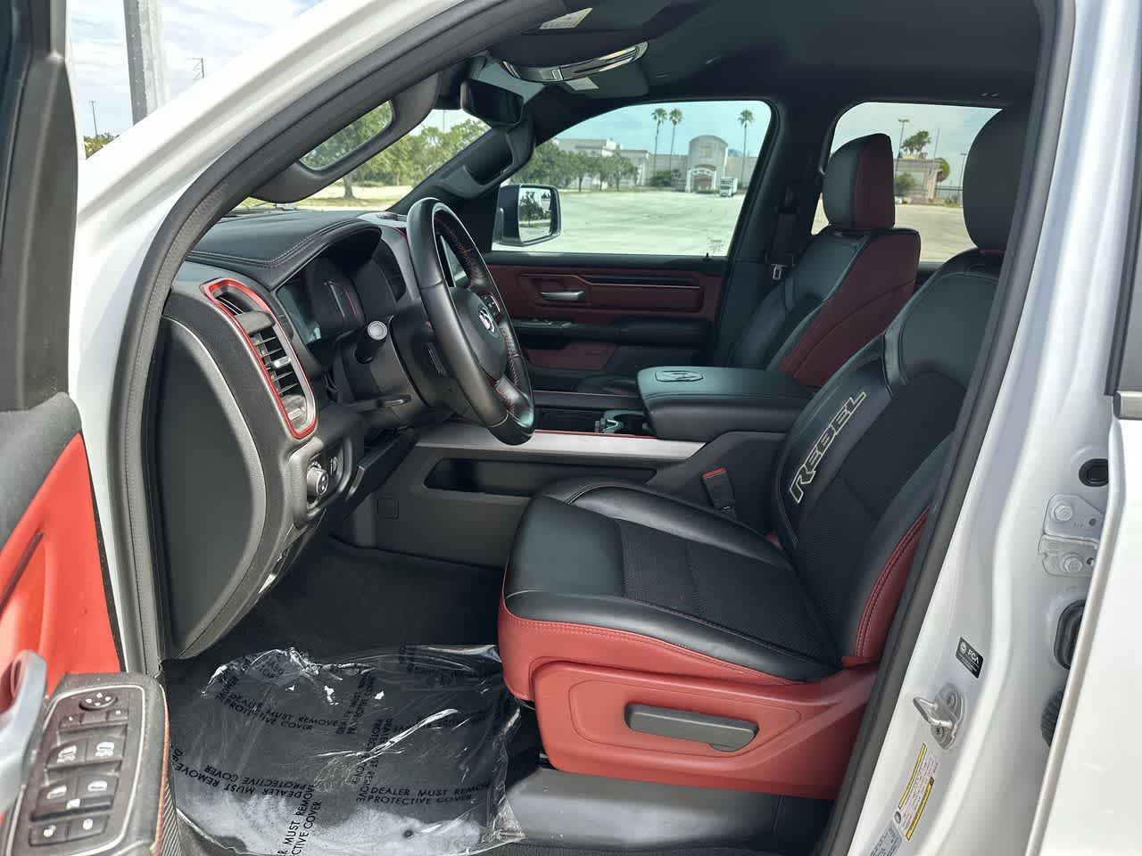 RAM 1500 Rebel Crew Cab 4x4 de 2024 con caja de 5'7'