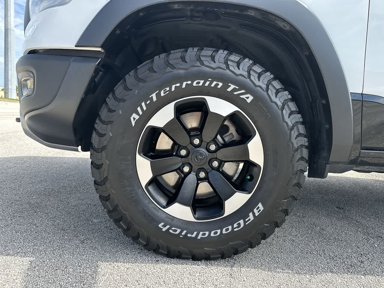 RAM 1500 Rebel Crew Cab 4x4 de 2024 con caja de 5'7'