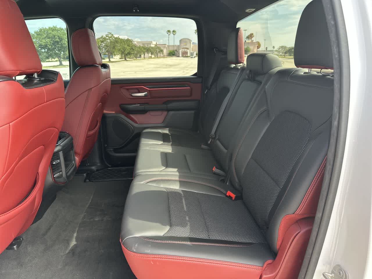 RAM 1500 Rebel Crew Cab 4x4 de 2024 con caja de 5'7'