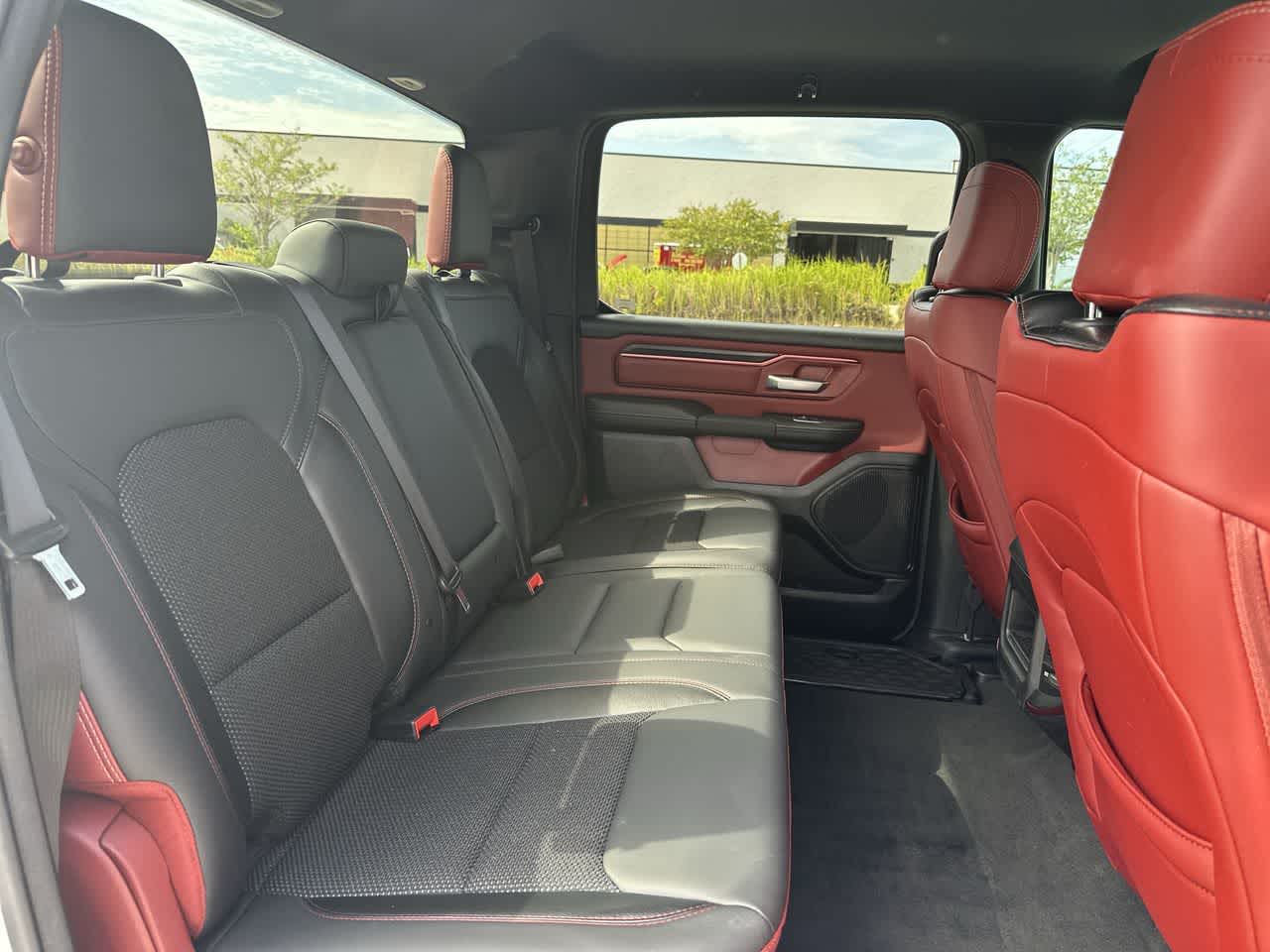 RAM 1500 Rebel Crew Cab 4x4 de 2024 con caja de 5'7'