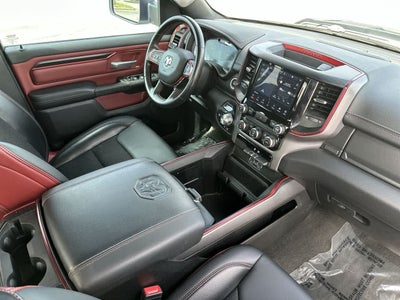 RAM 1500 Rebel Crew Cab 4x4 de 2024 con caja de 5'7'