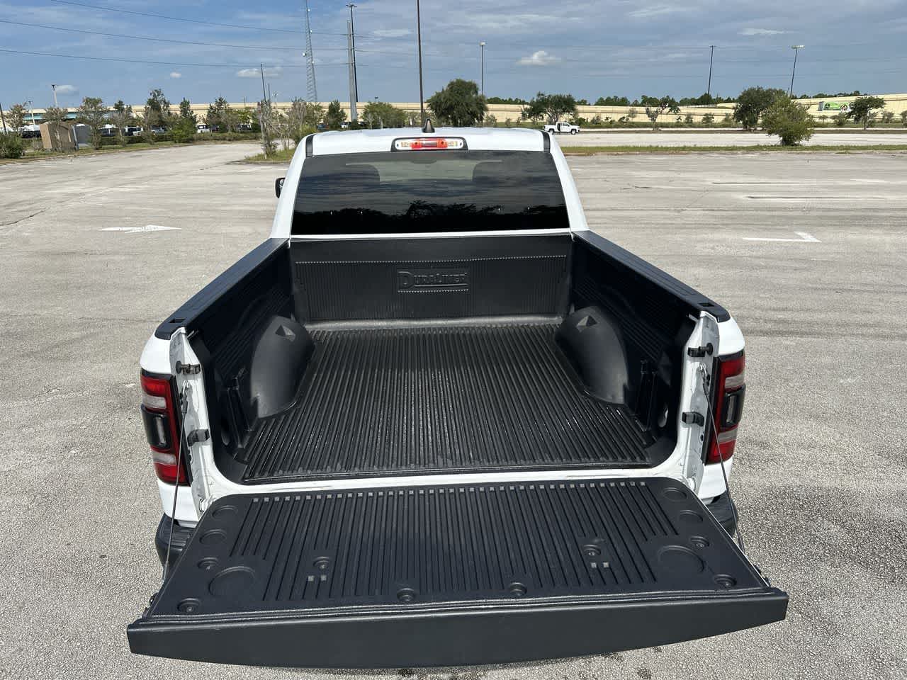 RAM 1500 Rebel Crew Cab 4x4 de 2024 con caja de 5'7'