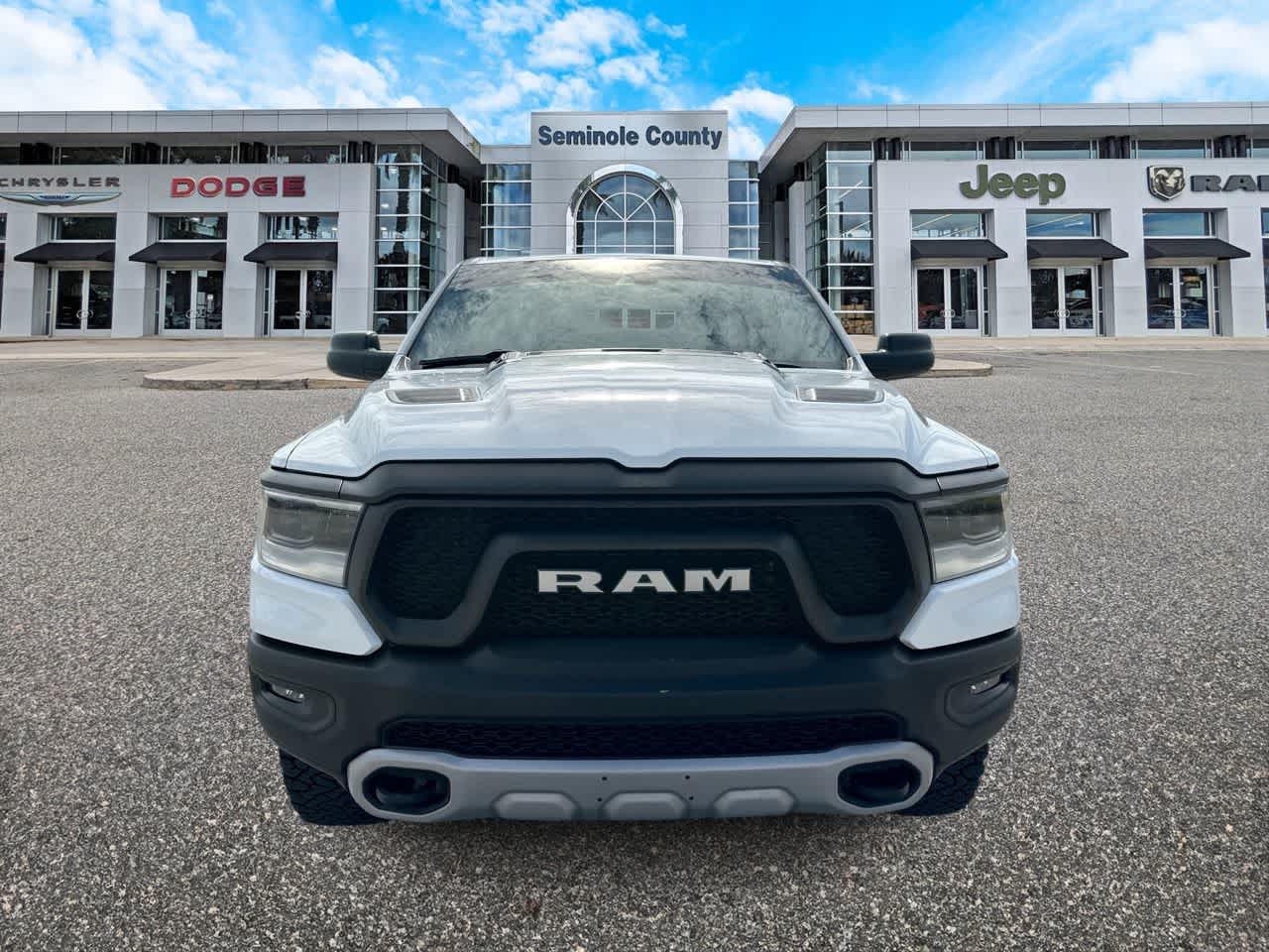 RAM 1500 Rebel Crew Cab 4x4 de 2024 con caja de 5'7'