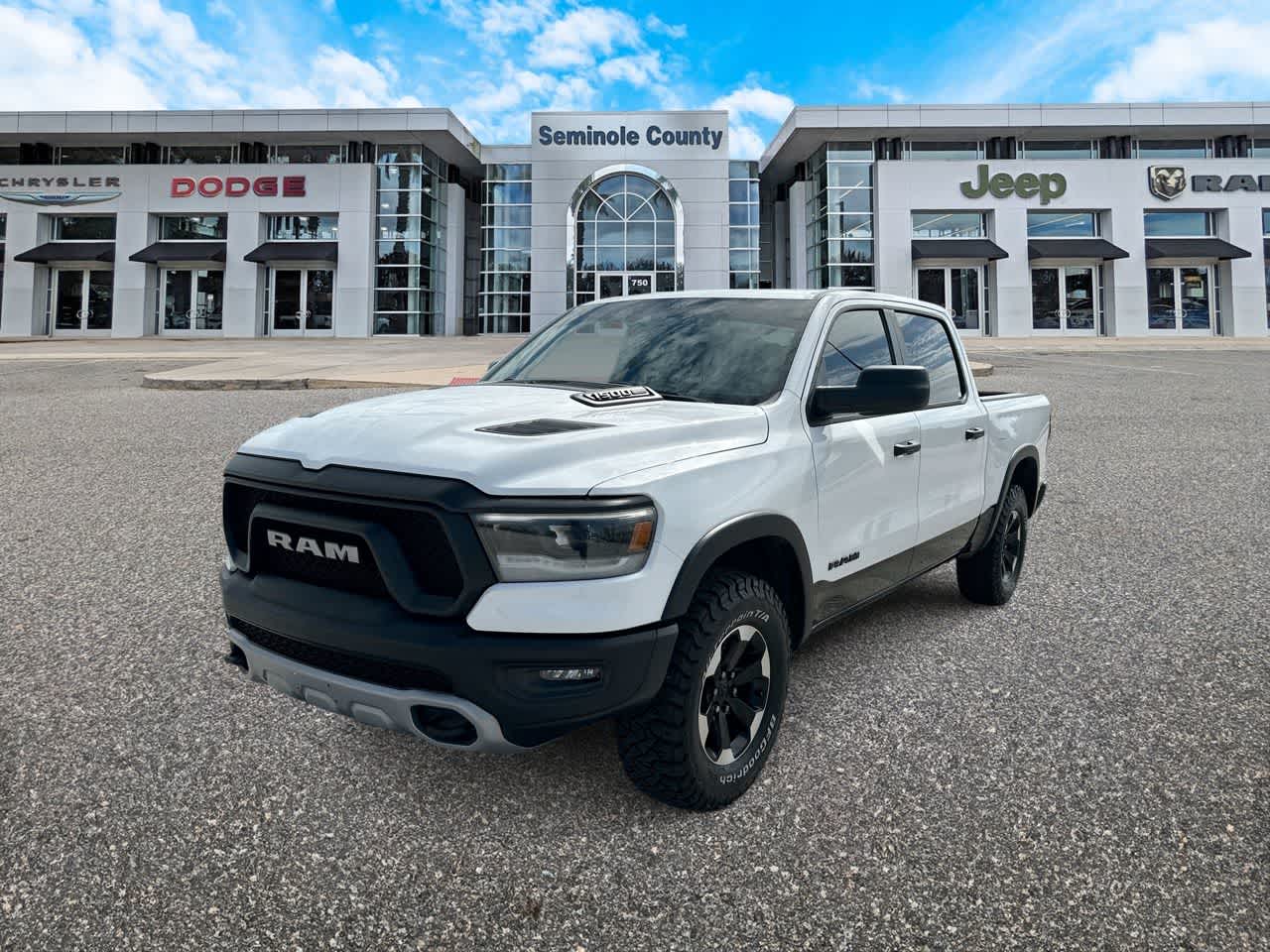 RAM 1500 Rebel Crew Cab 4x4 de 2024 con caja de 5'7'