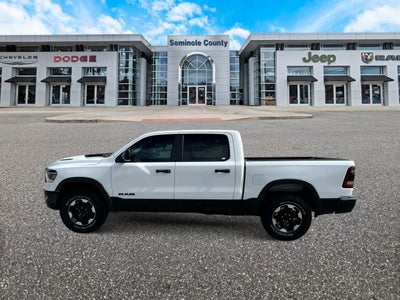 RAM 1500 Rebel Crew Cab 4x4 de 2024 con caja de 5'7'