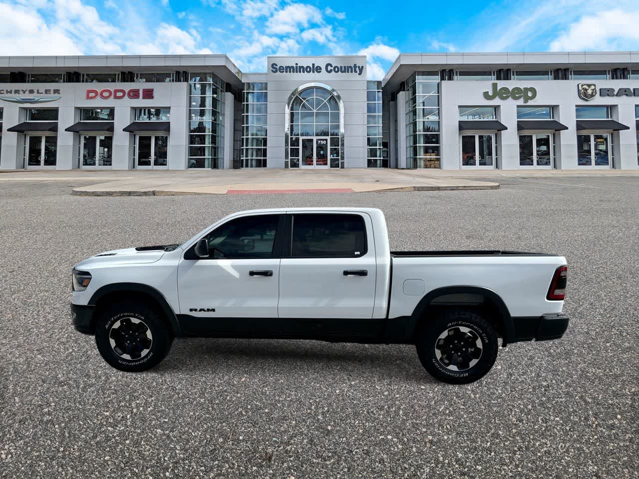 RAM 1500 Rebel Crew Cab 4x4 de 2024 con caja de 5'7'