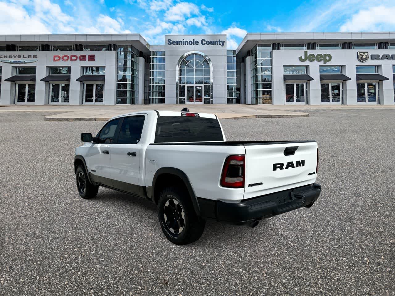 RAM 1500 Rebel Crew Cab 4x4 de 2024 con caja de 5'7'