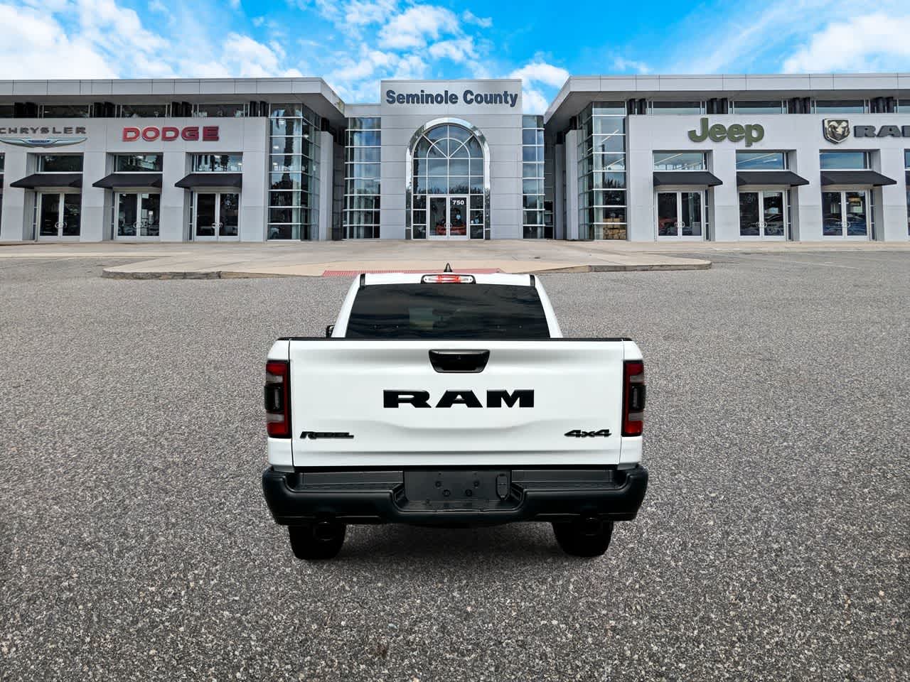 RAM 1500 Rebel Crew Cab 4x4 de 2024 con caja de 5'7'