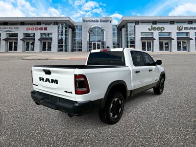 RAM 1500 Rebel Crew Cab 4x4 de 2024 con caja de 5'7'