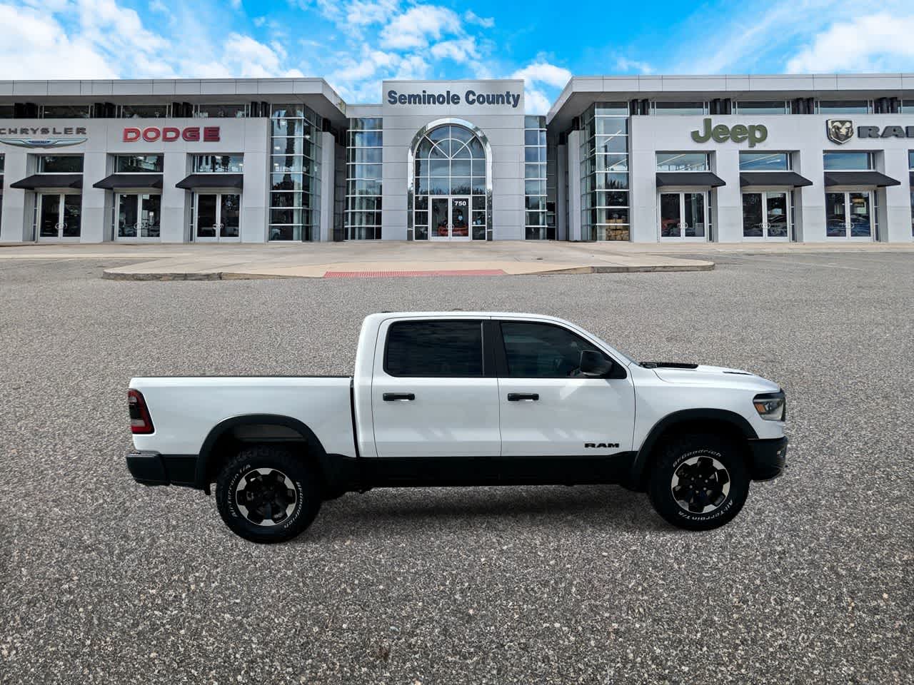 RAM 1500 Rebel Crew Cab 4x4 de 2024 con caja de 5'7'