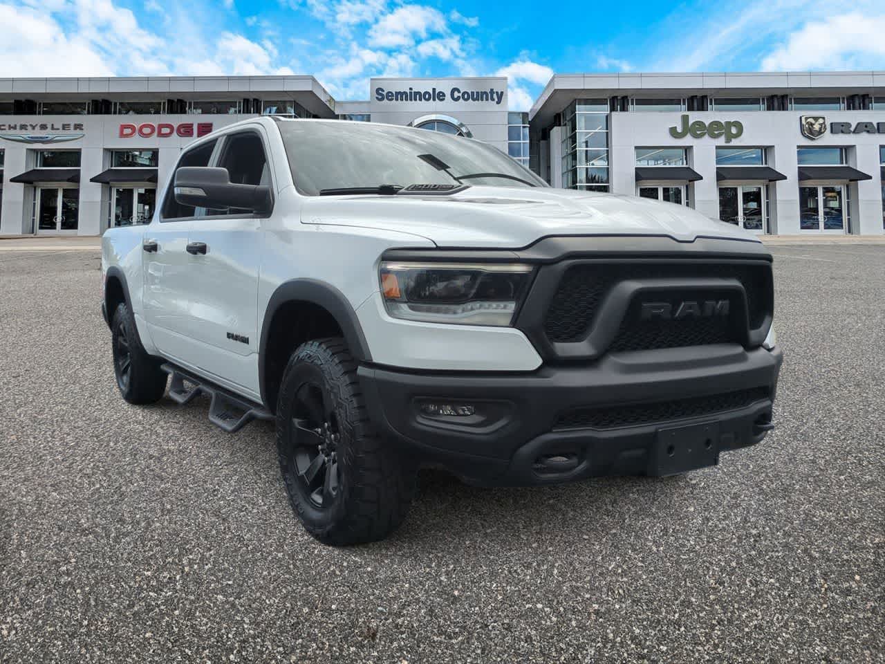 RAM 1500 Rebel Crew Cab 4x4 de 2022 con caja de 1,70 m