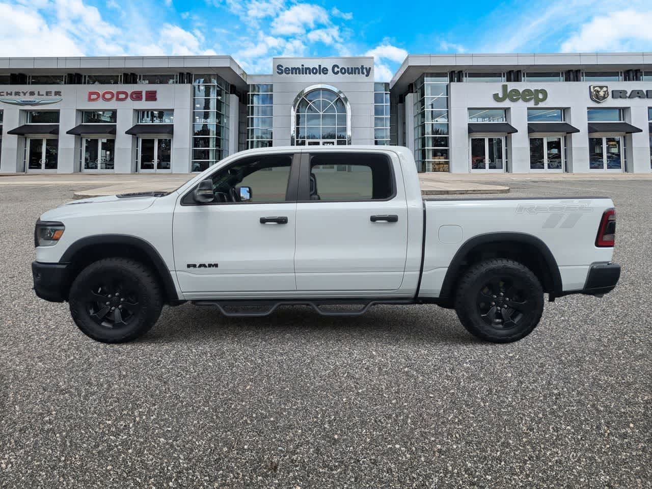 RAM 1500 Rebel Crew Cab 4x4 de 2022 con caja de 1,70 m