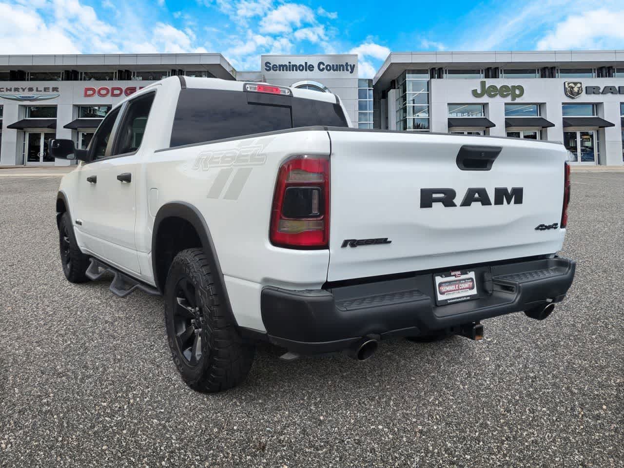 RAM 1500 Rebel Crew Cab 4x4 de 2022 con caja de 1,70 m