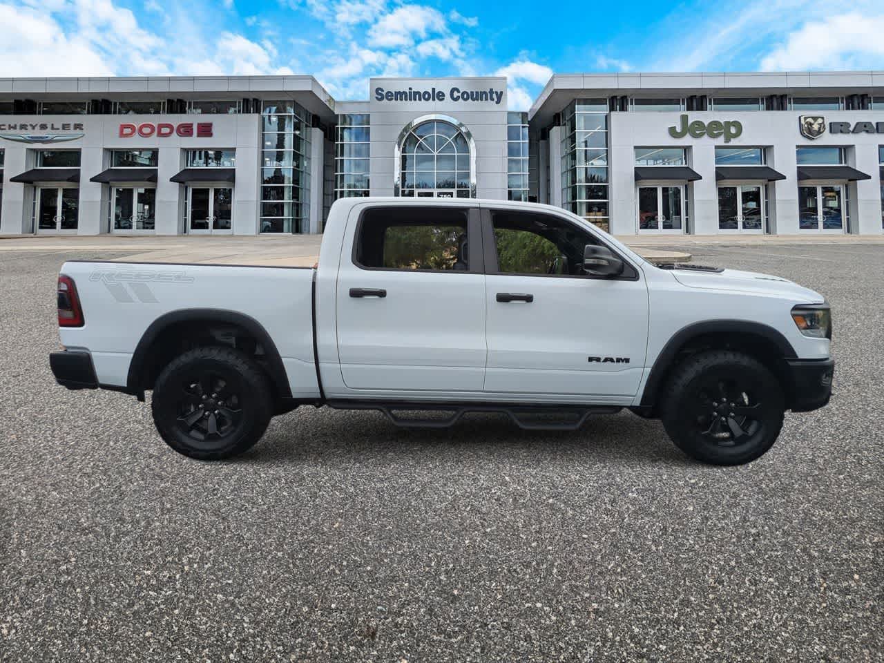 RAM 1500 Rebel Crew Cab 4x4 de 2022 con caja de 1,70 m