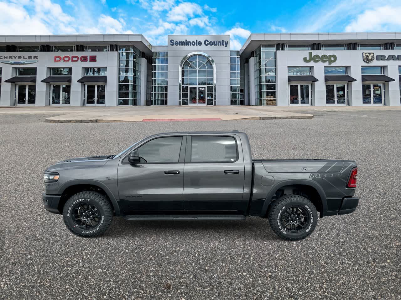 RAM 1500 de 2027, RAM 1500 REBEL, cabina doble, 4x4, caja de 5'7'