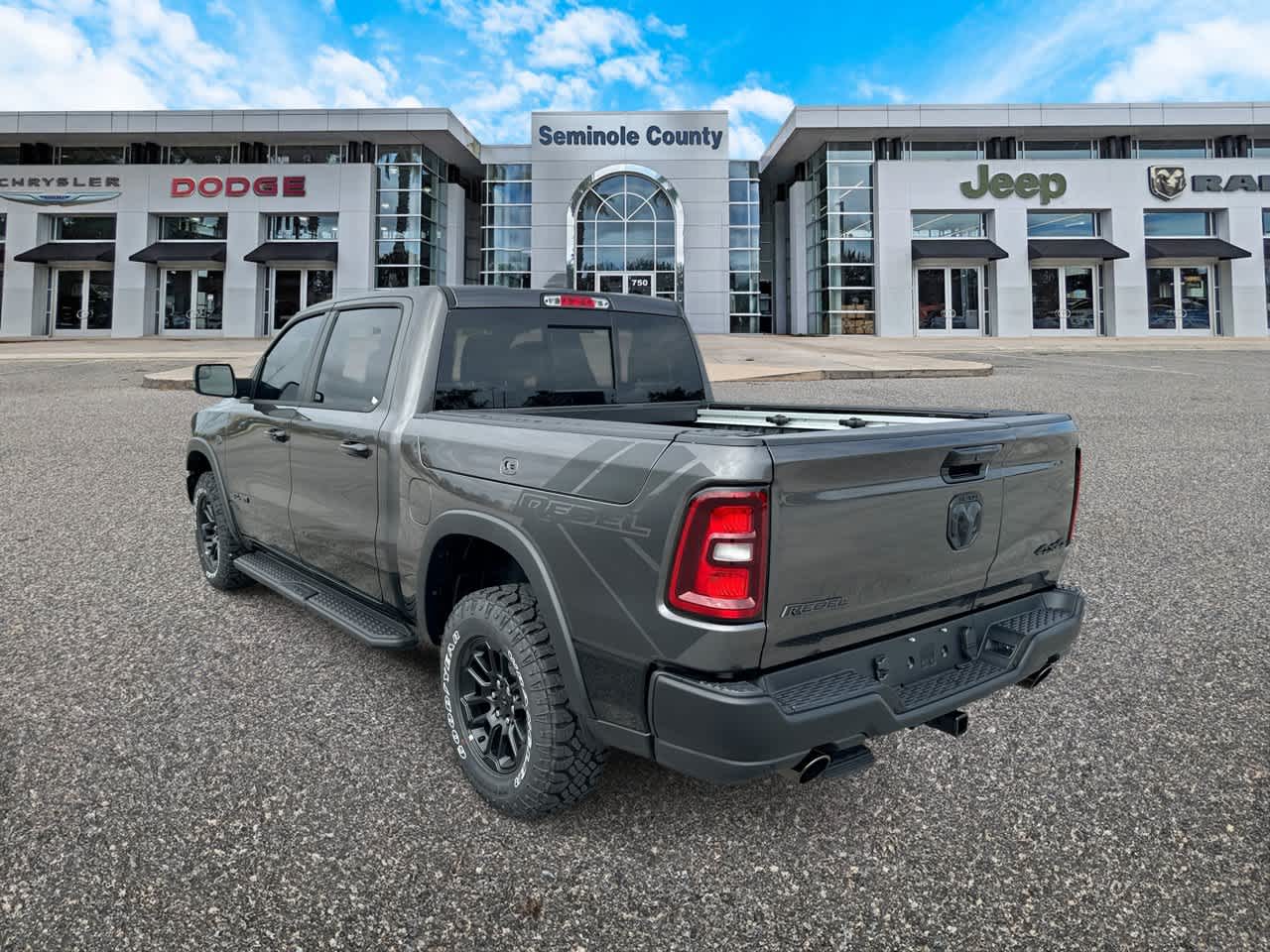 RAM 1500 de 2027, RAM 1500 REBEL, cabina doble, 4x4, caja de 5'7'