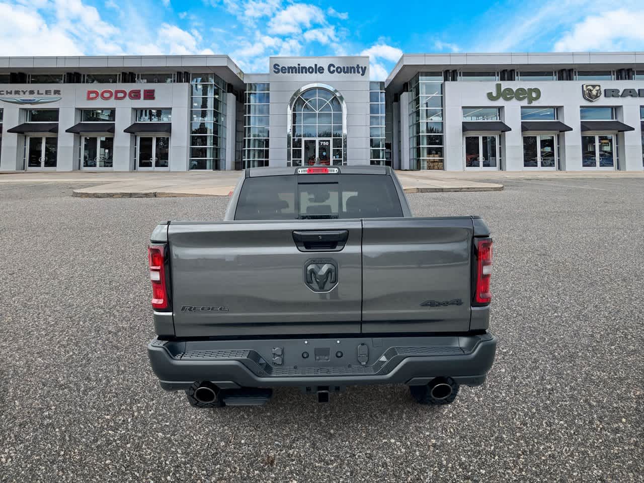 RAM 1500 de 2027, RAM 1500 REBEL, cabina doble, 4x4, caja de 5'7'