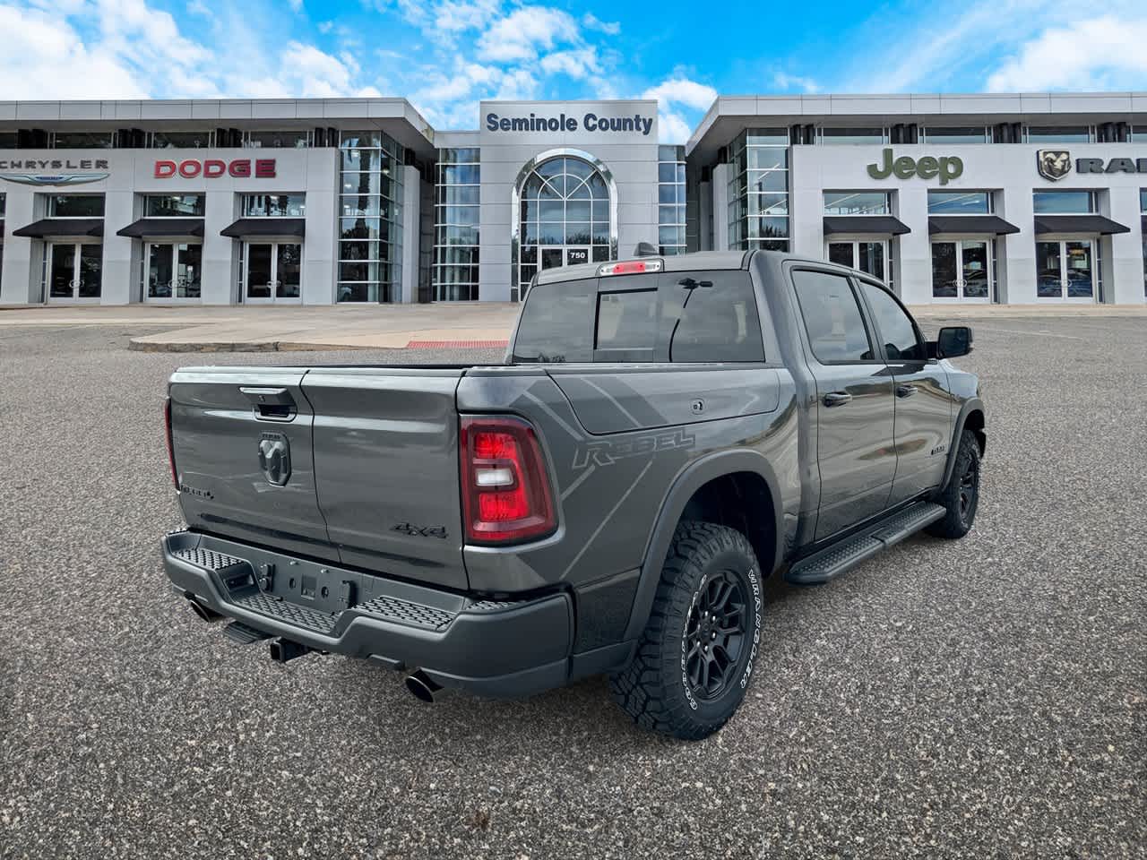 RAM 1500 de 2027, RAM 1500 REBEL, cabina doble, 4x4, caja de 5'7'