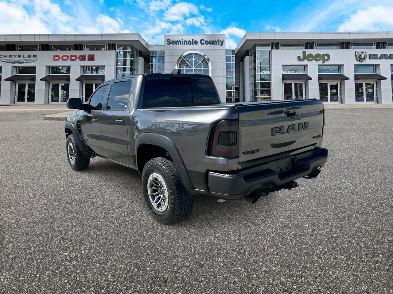RAM 1500 TRX Crew Cab 4x4 de 2022 con caja de 5'7'