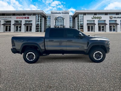 RAM 1500 TRX Crew Cab 4x4 de 2022 con caja de 5'7'