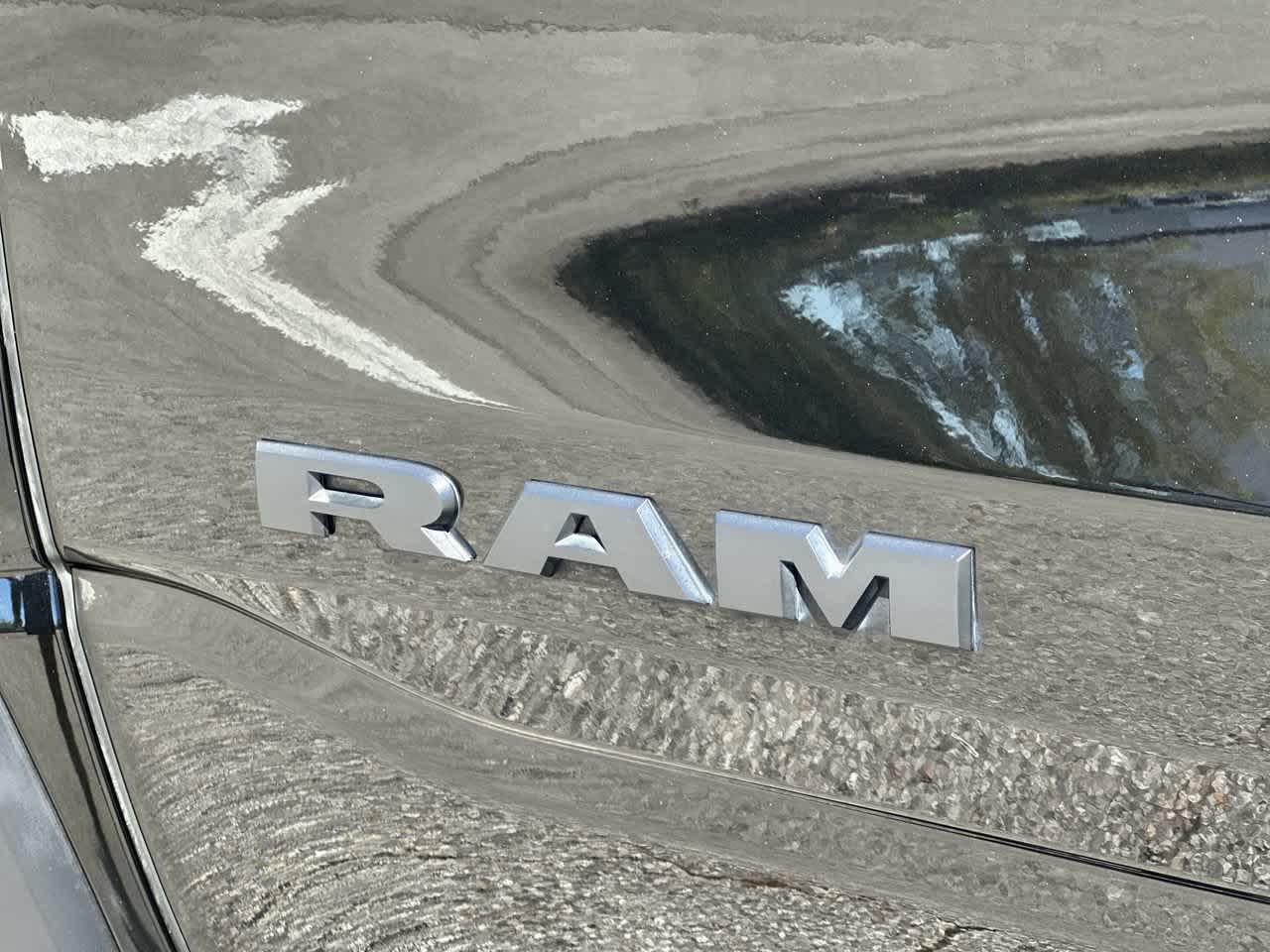 RAM 1500 TRX Crew Cab 4x4 de 2022 con caja de 5'7'