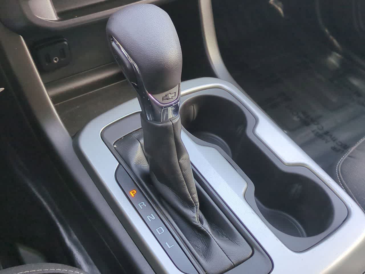 Chevrolet Colorado 2022, tracción 2WD, cabina extendida, caja larga, versión LT