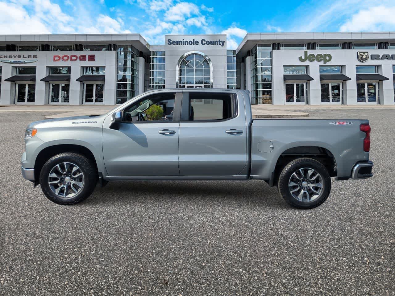 Chevrolet Silverado 1500 4WD Crew Cab Short Bed LT con 2FL, 2024