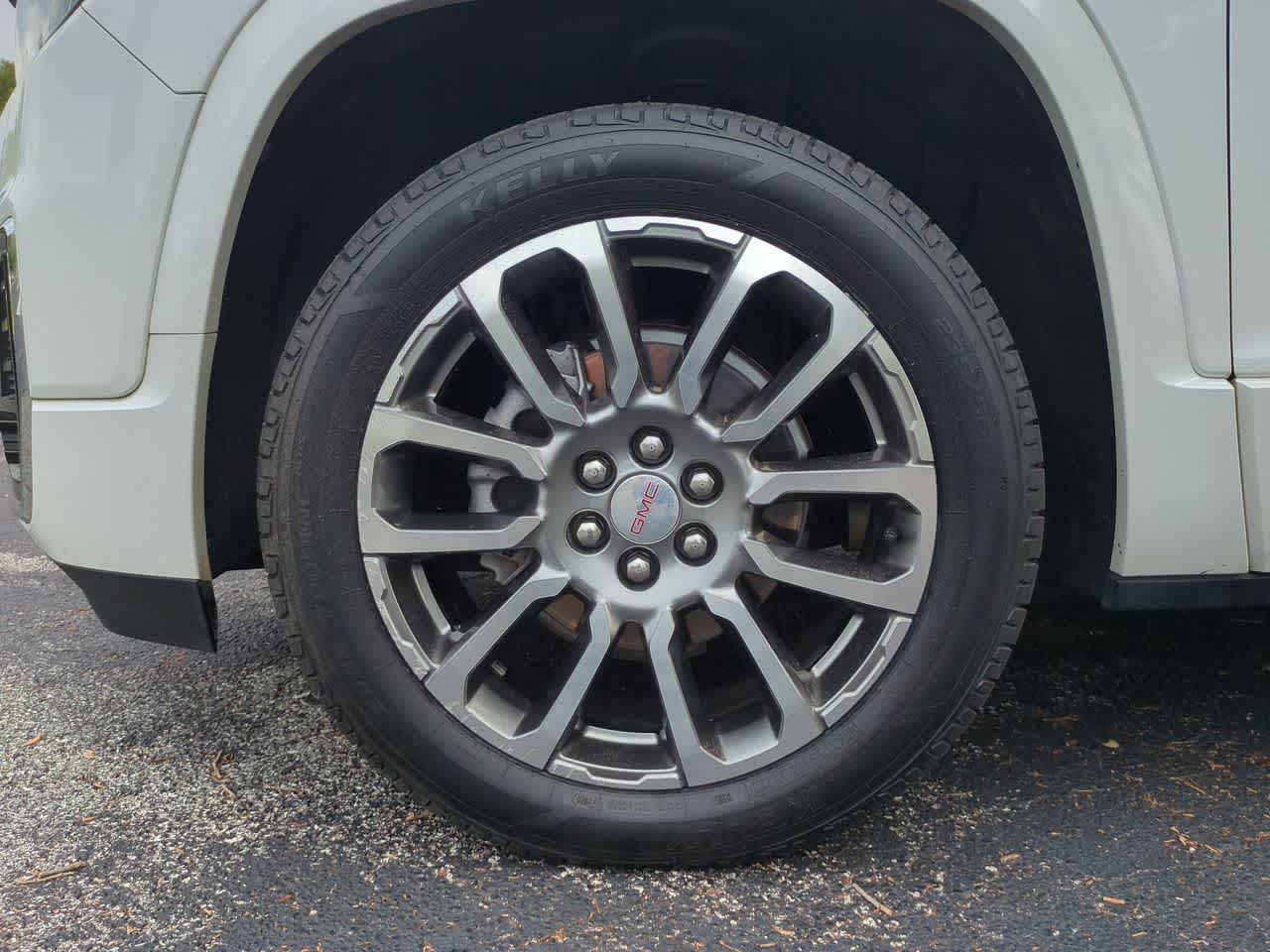 GMC Acadia Denali con tracción delantera (2022)