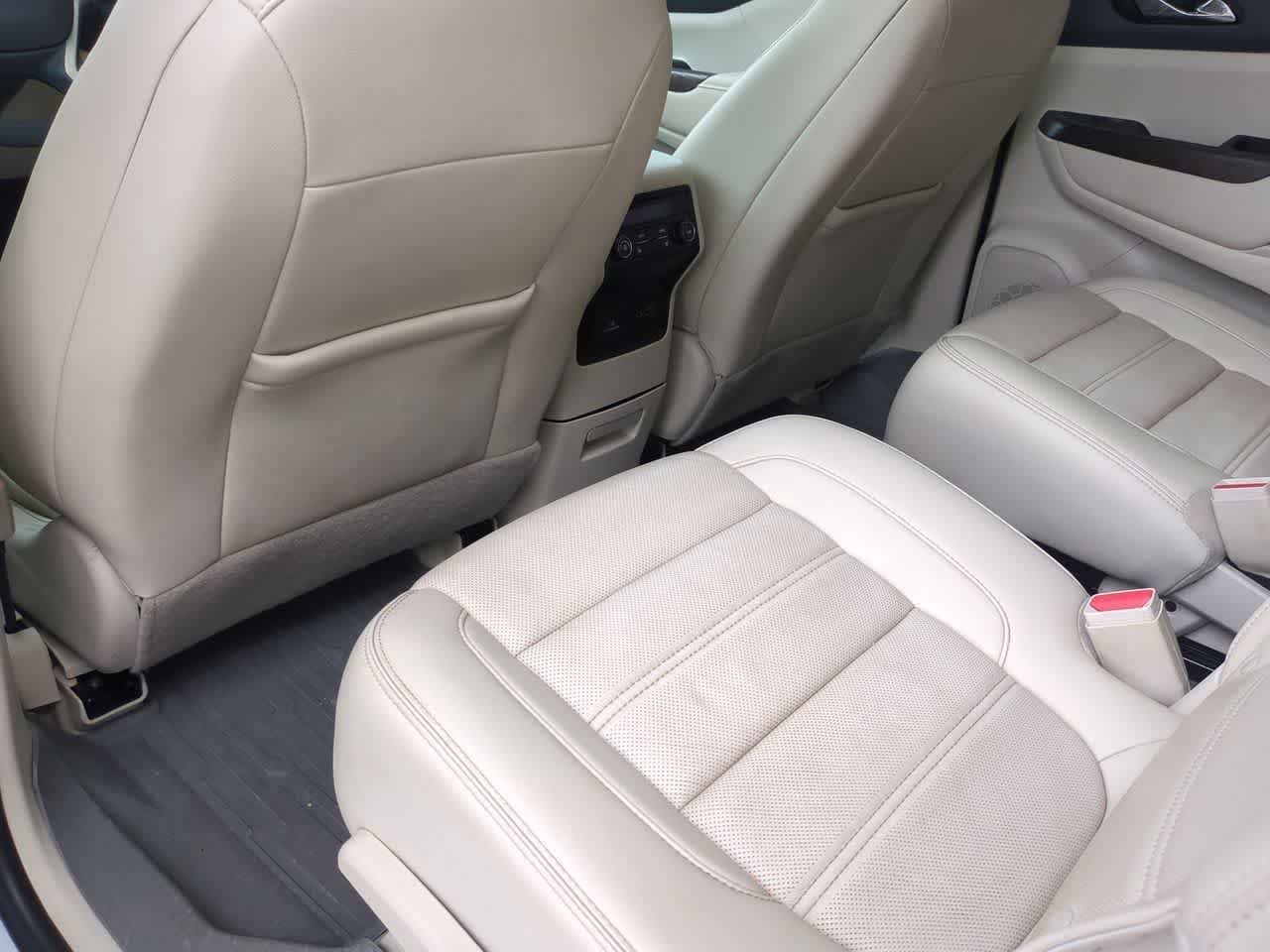 GMC Acadia Denali con tracción delantera (2022)