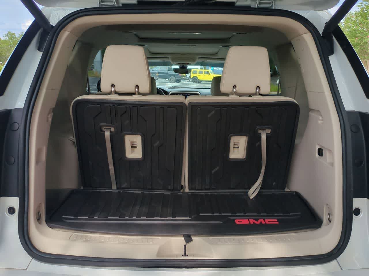 GMC Acadia Denali con tracción delantera (2022)