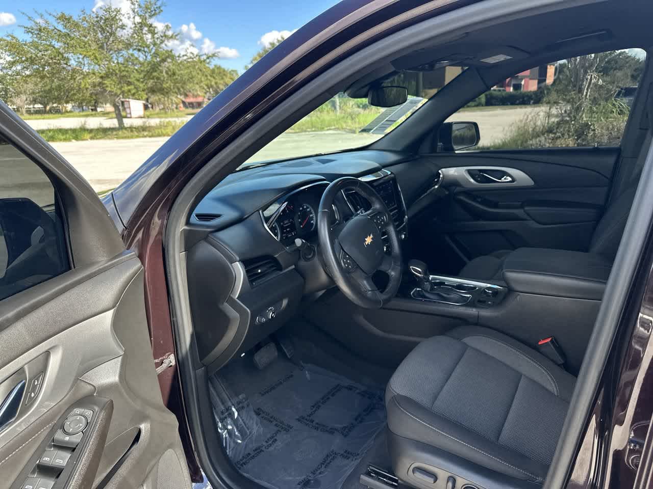 Chevrolet Traverse LT 2022 con tracción delantera y tapicería de tela