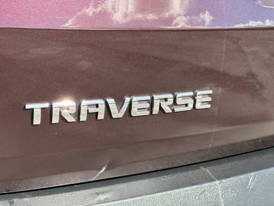 Chevrolet Traverse LT 2022 con tracción delantera y tapicería de tela