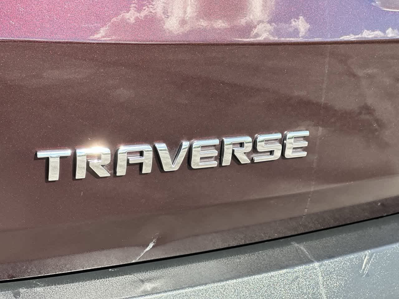 Chevrolet Traverse LT 2022 con tracción delantera y tapicería de tela