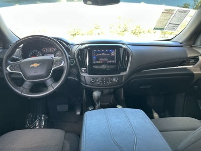 Chevrolet Traverse LT 2022 con tracción delantera y tapicería de tela