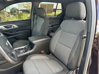 Chevrolet Traverse LT 2022 con tracción delantera y tapicería de tela
