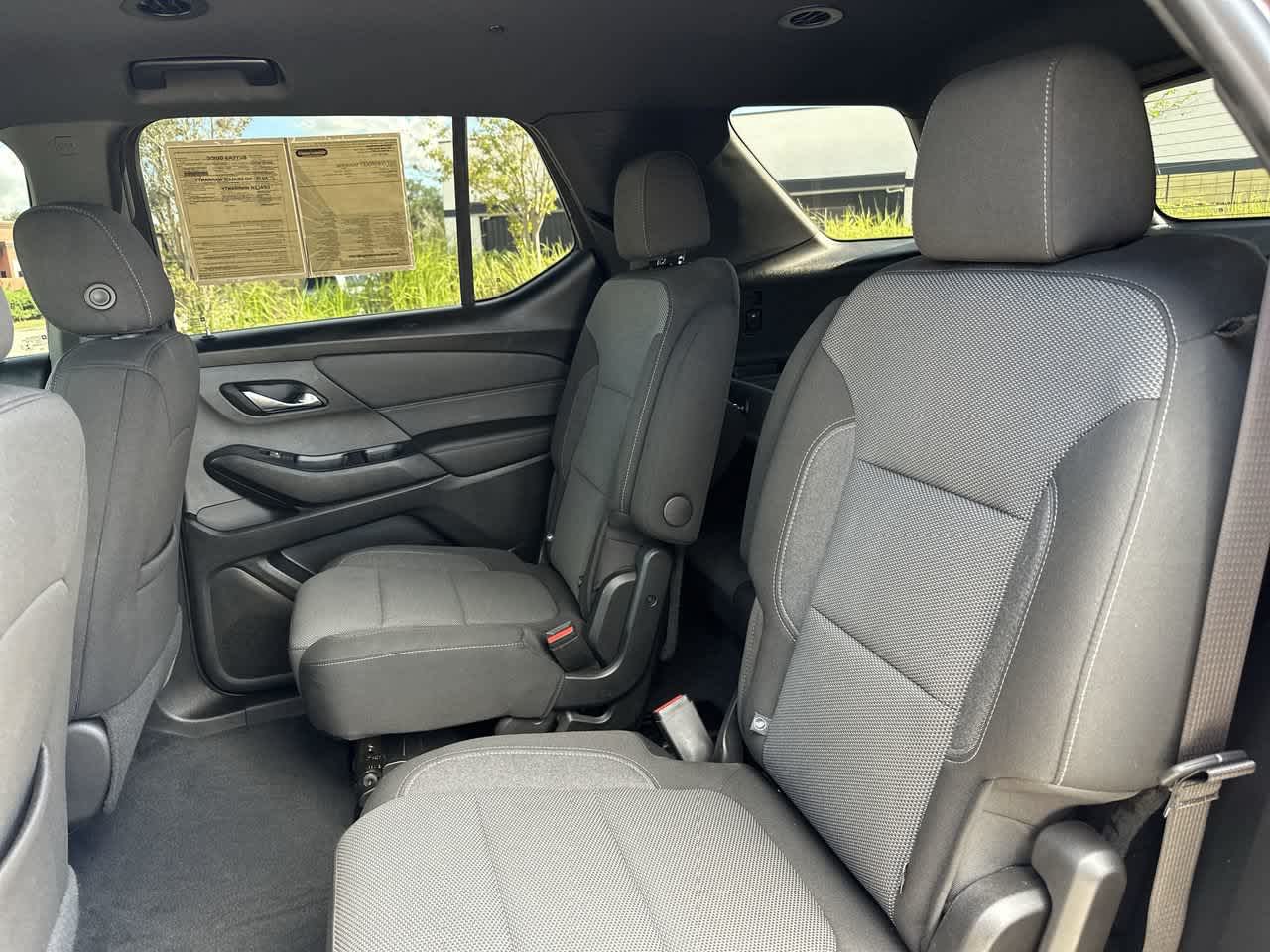Chevrolet Traverse LT 2022 con tracción delantera y tapicería de tela