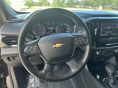 Chevrolet Traverse LT 2022 con tracción delantera y tapicería de tela