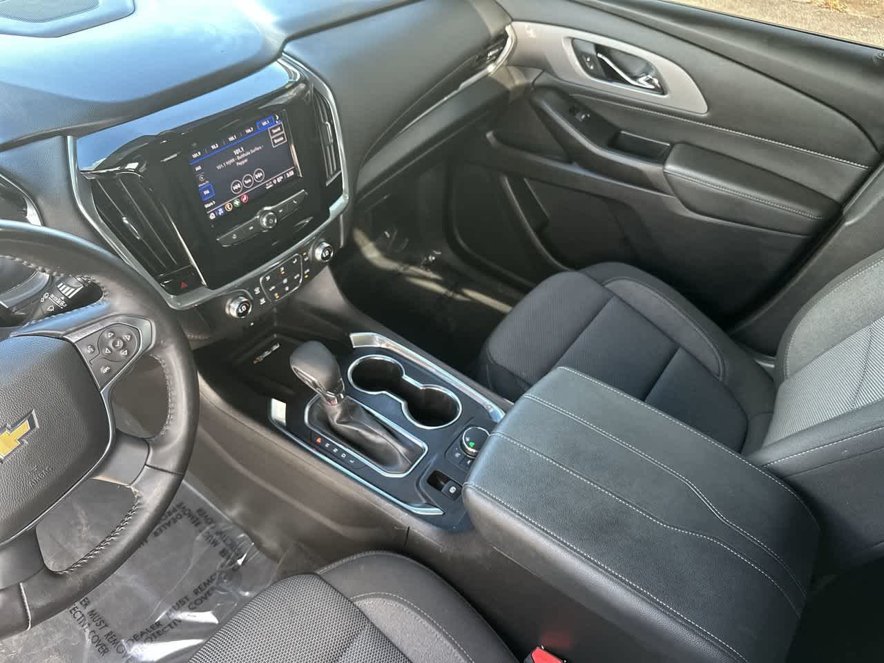 Chevrolet Traverse LT 2022 con tracción delantera y tapicería de tela