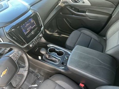 Chevrolet Traverse LT 2022 con tracción delantera y tapicería de tela