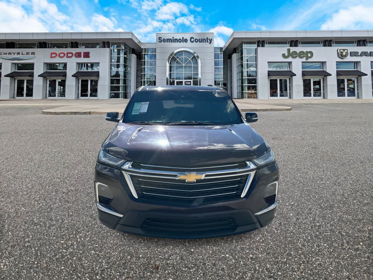 Chevrolet Traverse LT 2022 con tracción delantera y tapicería de tela