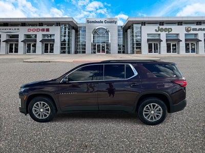 Chevrolet Traverse LT 2022 con tracción delantera y tapicería de tela