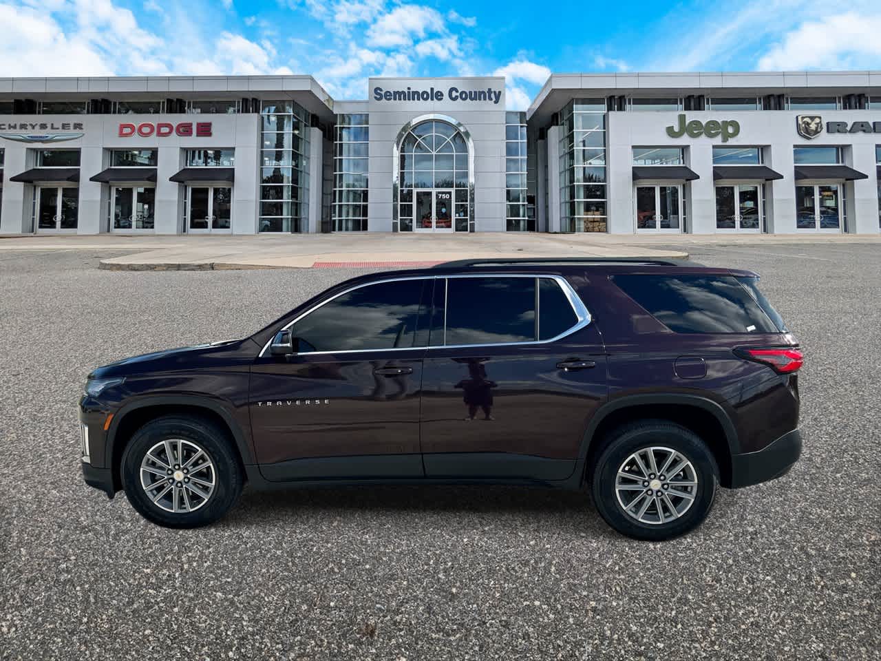 Chevrolet Traverse LT 2022 con tracción delantera y tapicería de tela