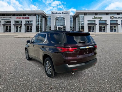 Chevrolet Traverse LT 2022 con tracción delantera y tapicería de tela
