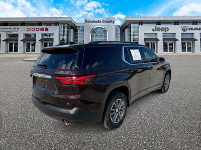 Chevrolet Traverse LT 2022 con tracción delantera y tapicería de tela
