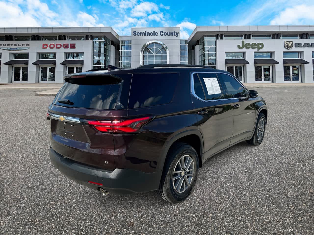 Chevrolet Traverse LT 2022 con tracción delantera y tapicería de tela