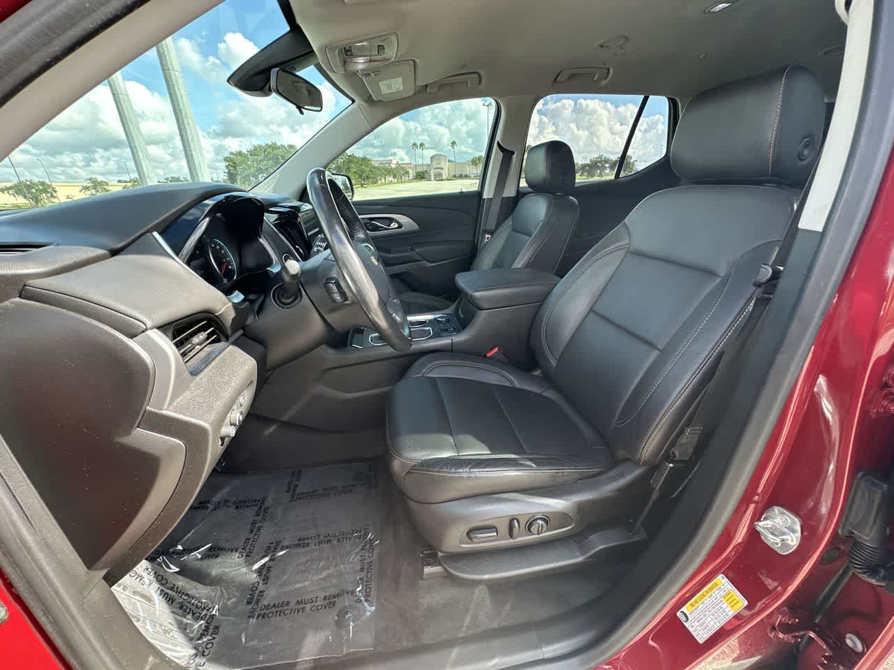 Chevrolet Traverse LT de 2020, tracción delantera, tapicería de cuero