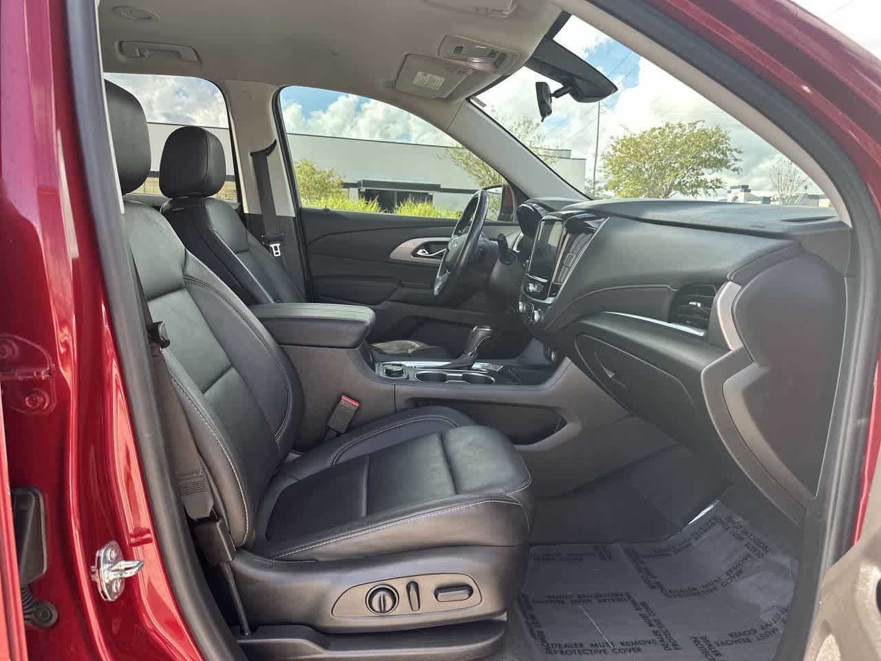 Chevrolet Traverse LT de 2020, tracción delantera, tapicería de cuero